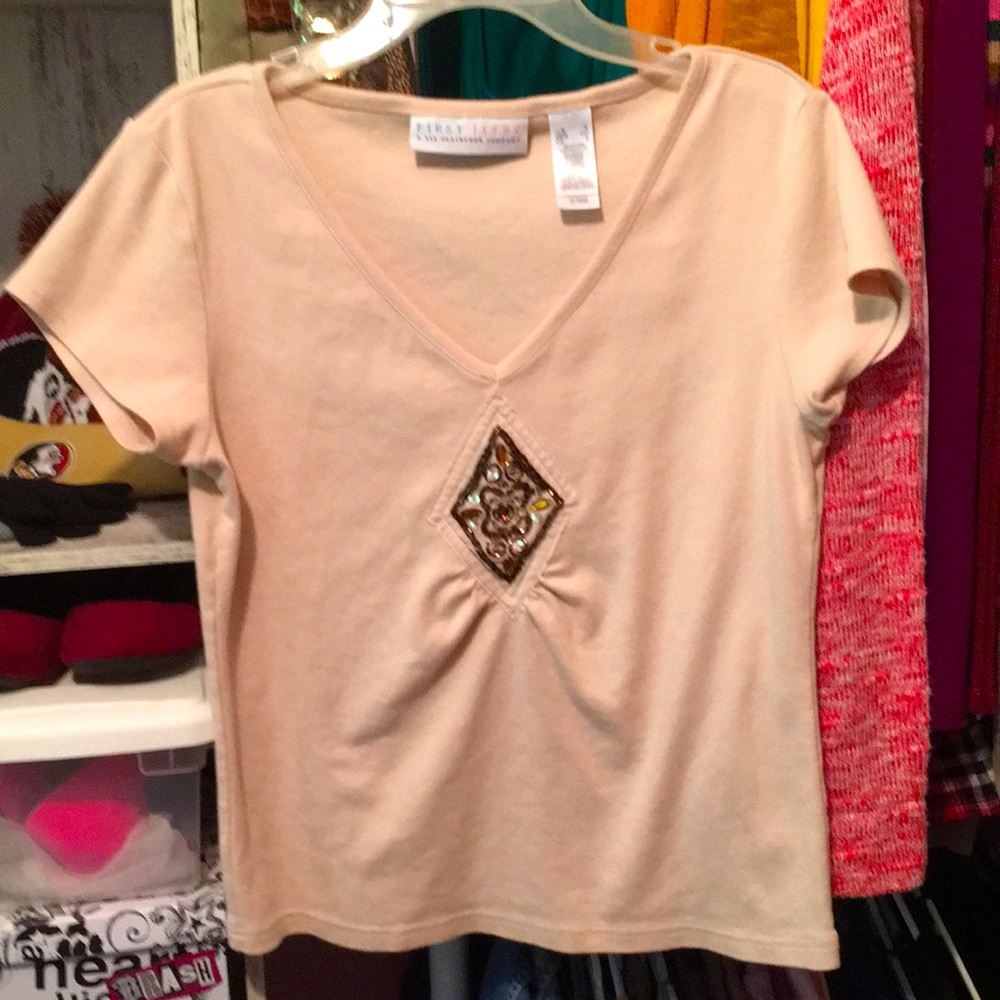 3/$18 🌹 Cream Colored Tee Shirt